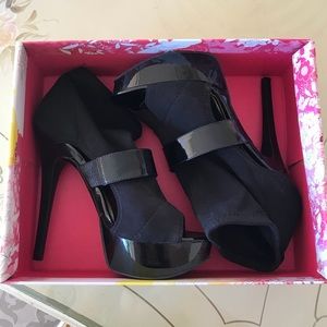NEW Chinese Laundry black platform booties